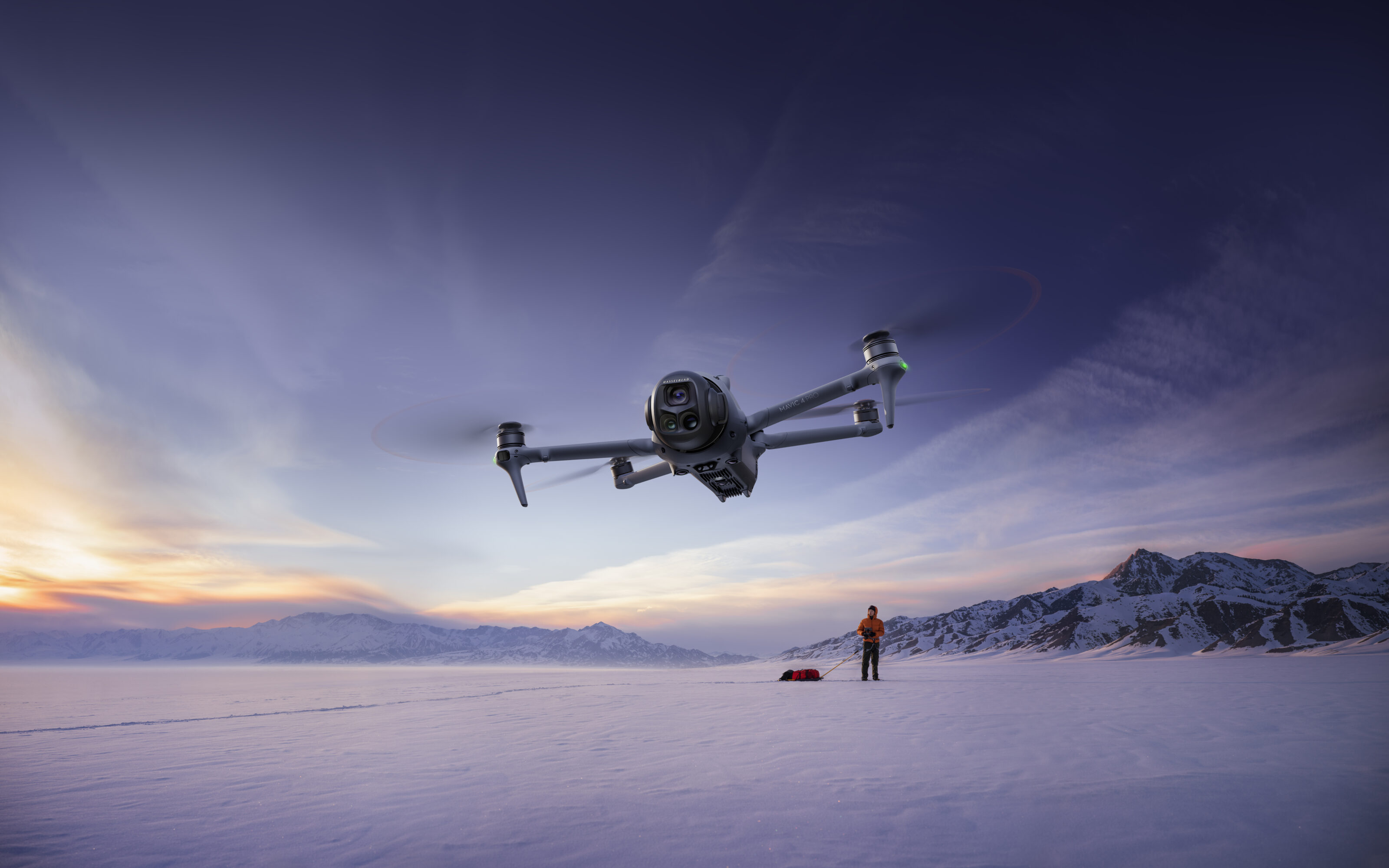 空を飛んでいるMavic 4 Pro